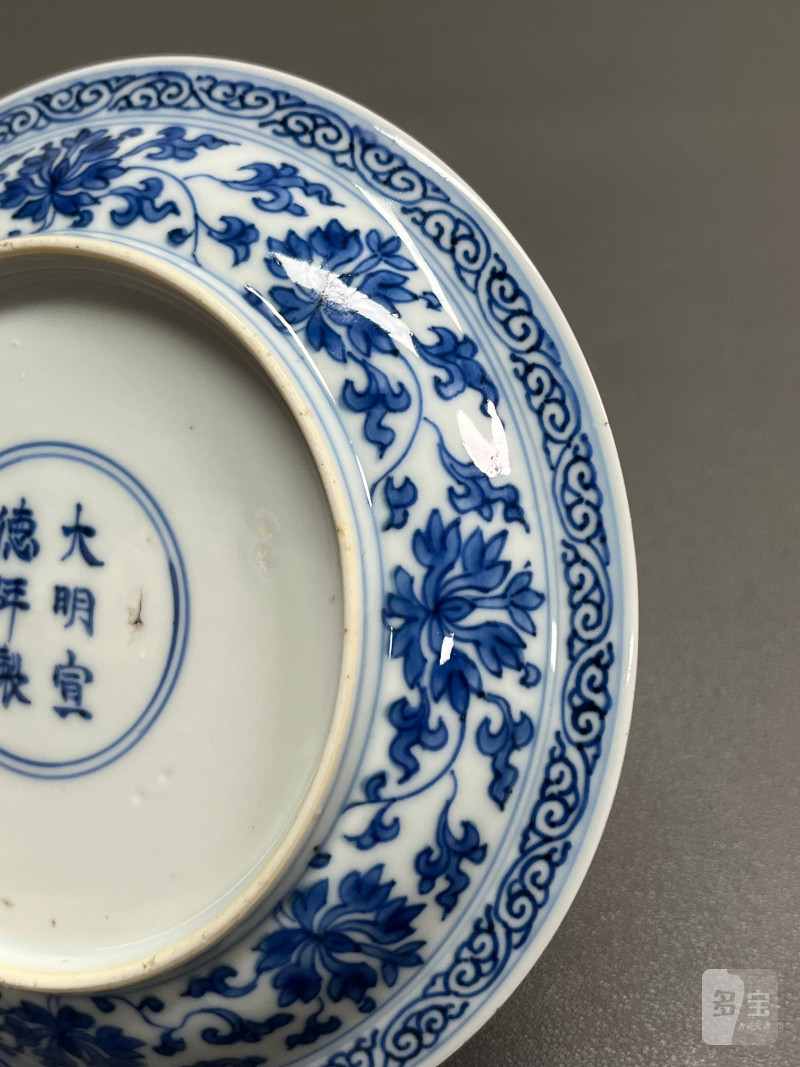 清康熙 青花内藏文月影梅纹外缠枝莲纹折沿盘一对（附
清代原装老盒） - 图20